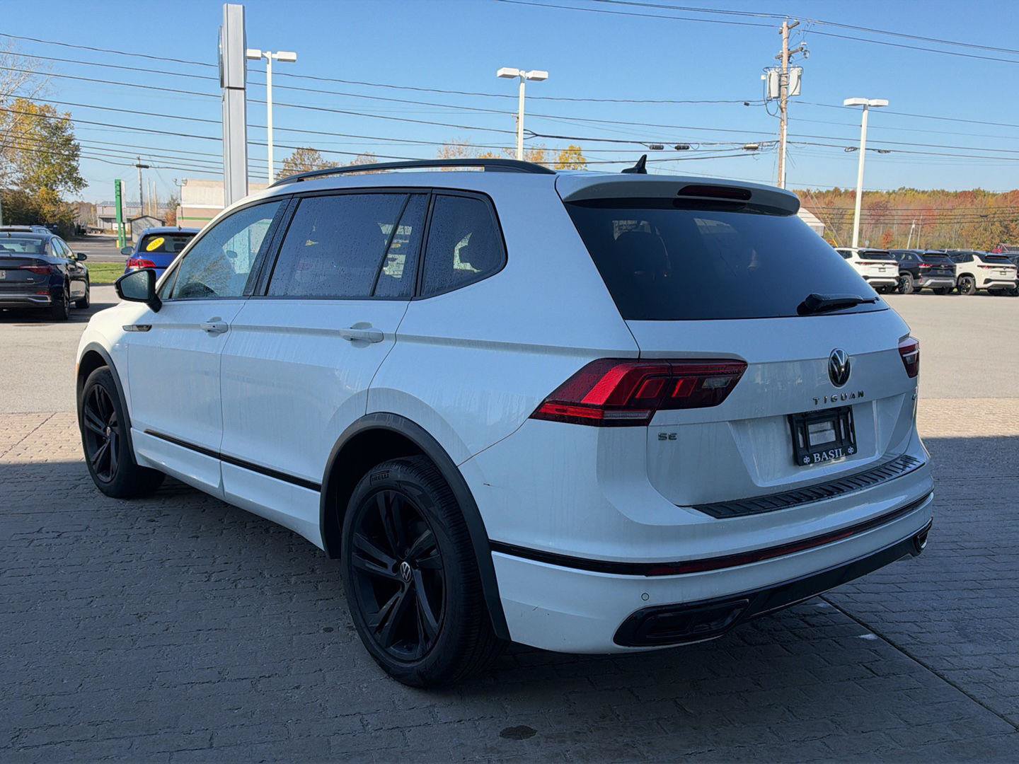 Used 2023 Volkswagen Tiguan SE R-Line AWD/4WD image 4