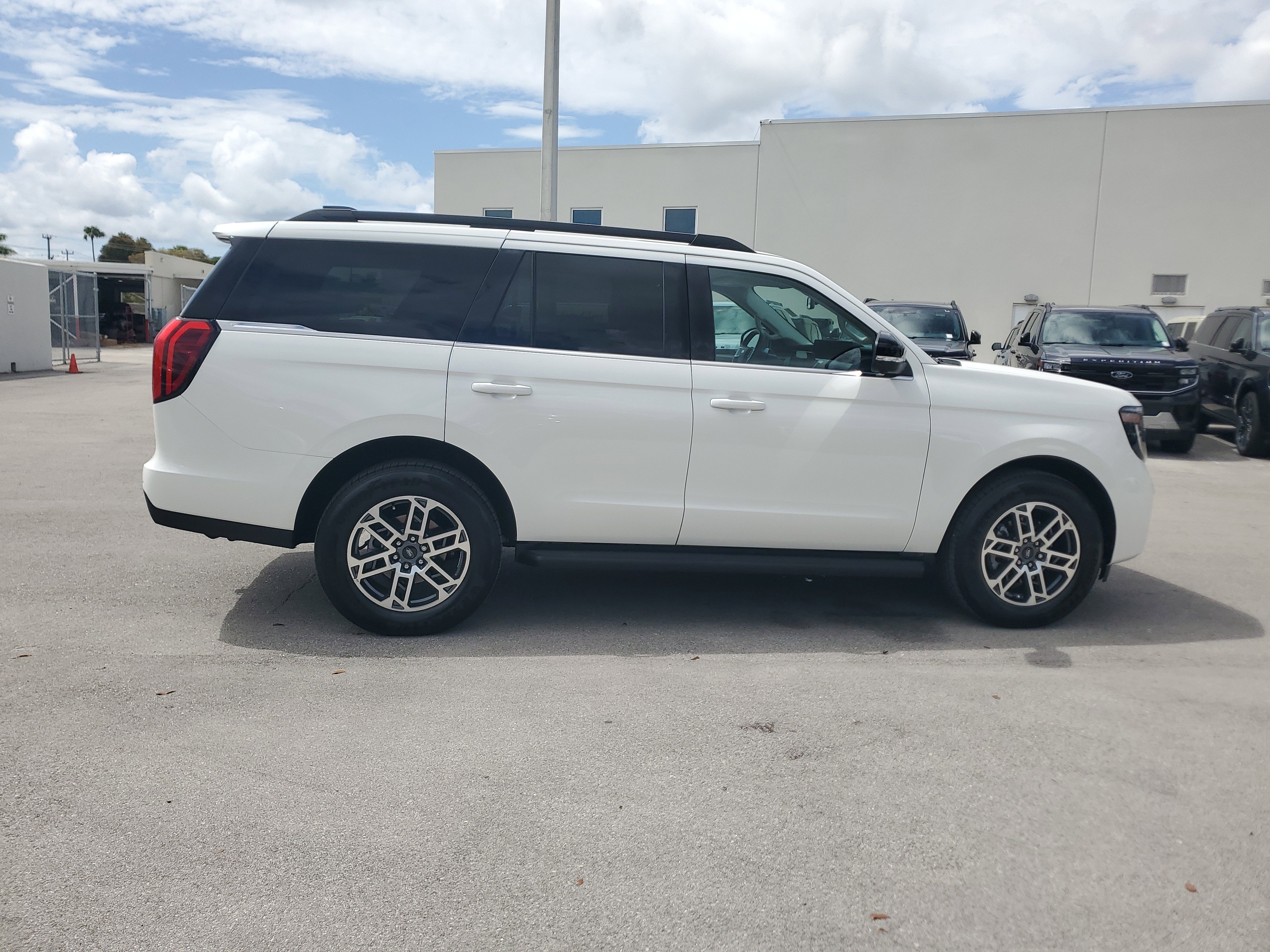 Used 2025 Ford Expedition Active RWD image 4