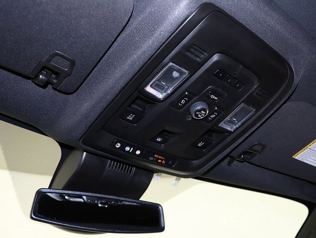 Used 2023 GMC Yukon XL SLT w/ SLT Premium Package image 25