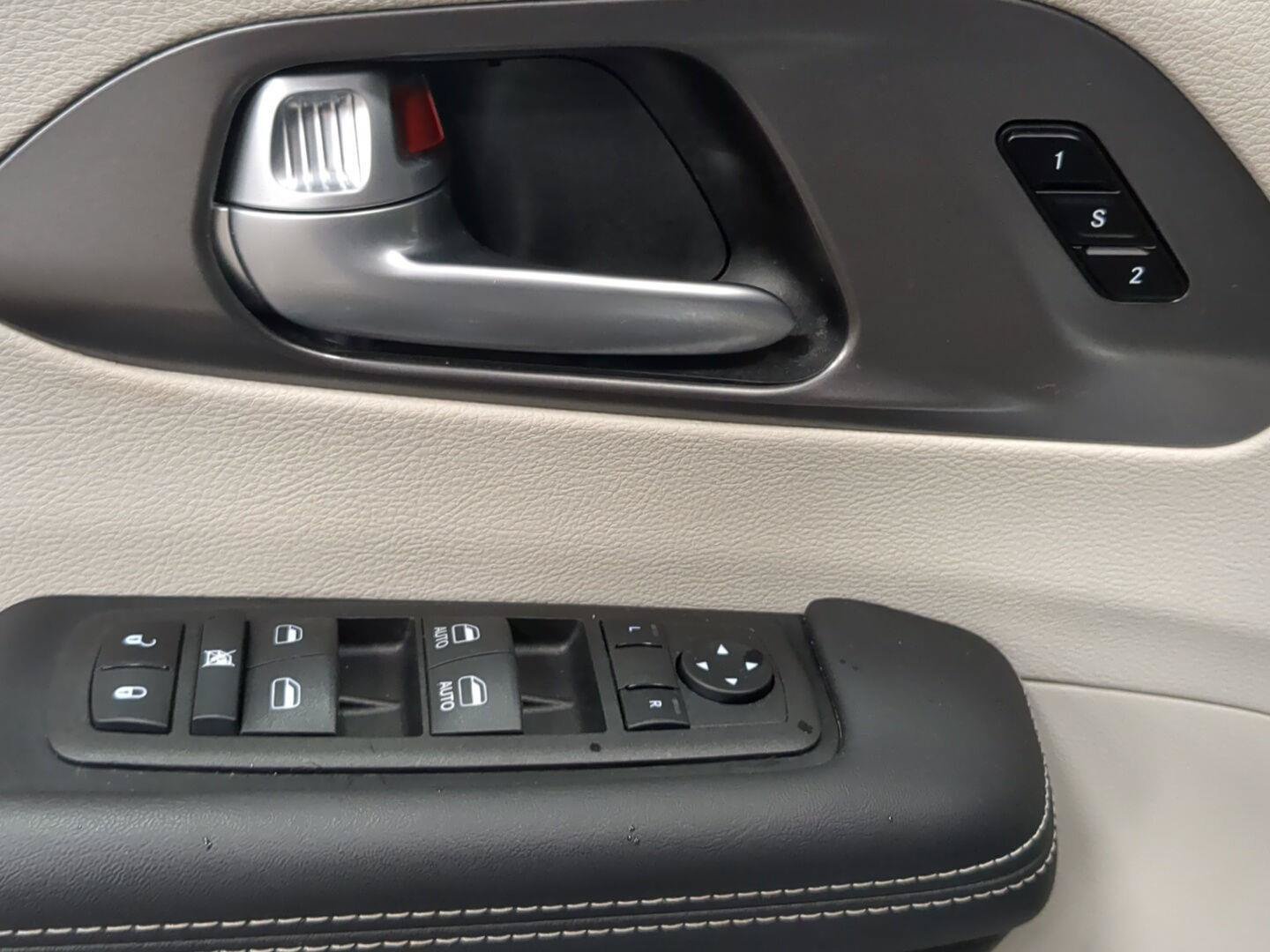 Used 2024 Chrysler Pacifica Touring-L FWD image 11