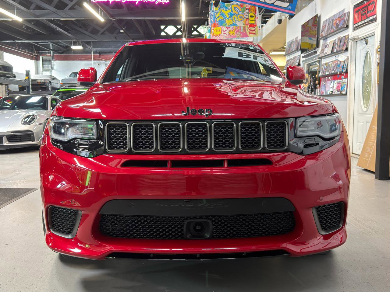 Used 2018 Jeep Grand Cherokee Trackhawk AWD/4WD image 2