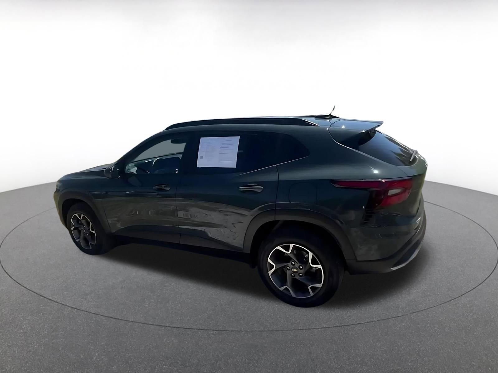 Used 2025 Chevrolet Trax LT w/ LT Convenience Package image 10