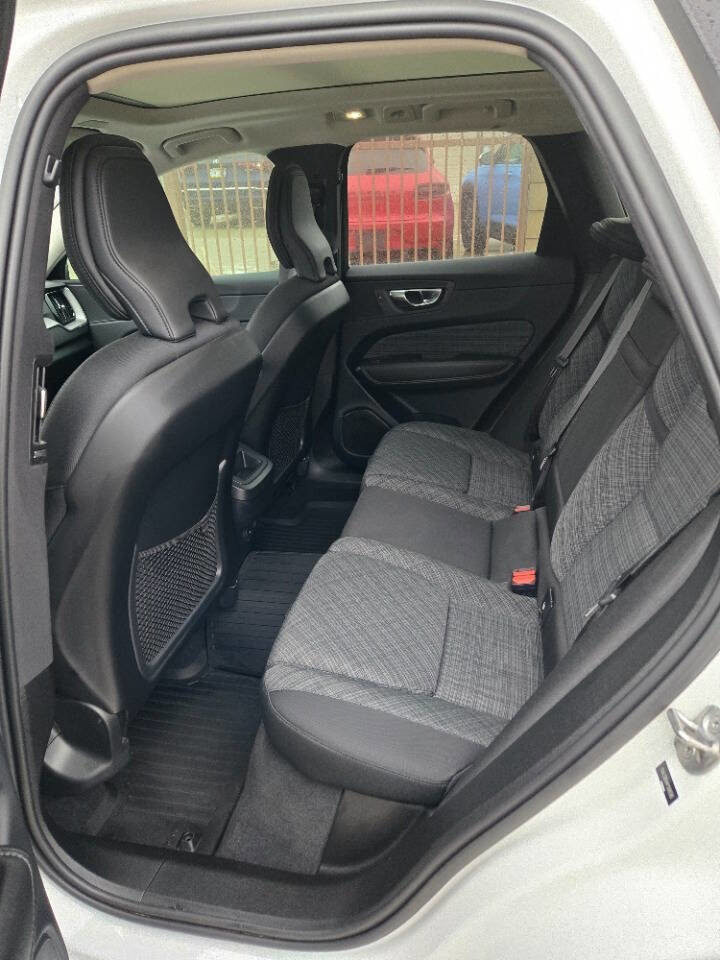 Used 2023 Volvo XC60 B5 Core image 27