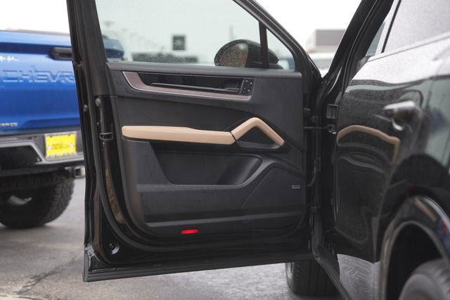 Used 2025 Porsche Cayenne Base image 31