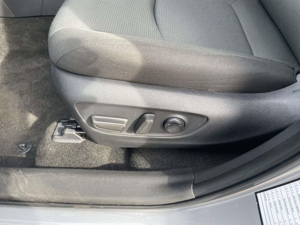 Used 2025 Toyota RAV4 XLE image 29