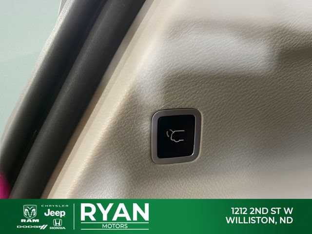 Used 2018 Chrysler Pacifica Touring-L FWD image 10