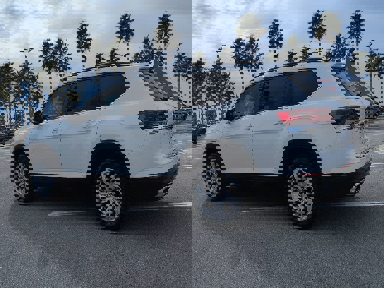 Used 2023 Volkswagen Atlas SE w/ Panoramic Sunroof Package image 6