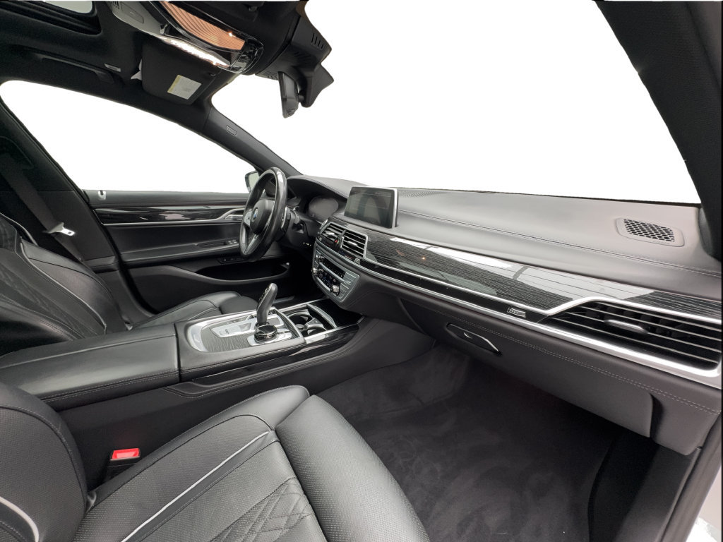 Used 2022 BMW 740i w/ Luxury Rear Seating Package RWD image 35