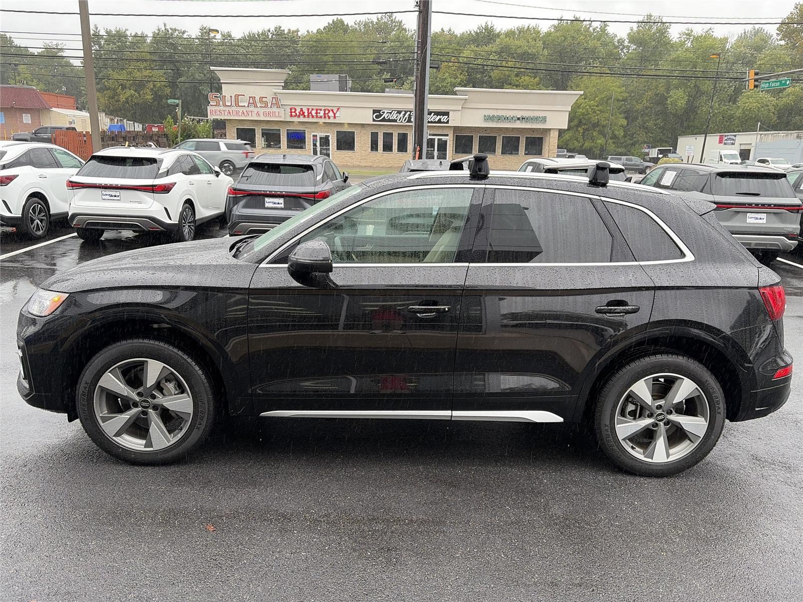 Used 2023 Audi Q5 2.0T Premium w/ Convenience Package AWD/4WD image 2