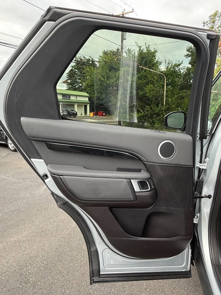 Used 2018 Land Rover Discovery SE image 16