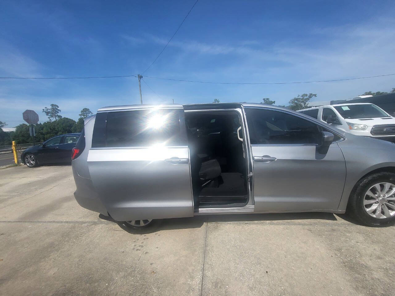 Used 2017 Chrysler Pacifica Touring w/ Tire & Wheel Group FWD image 12