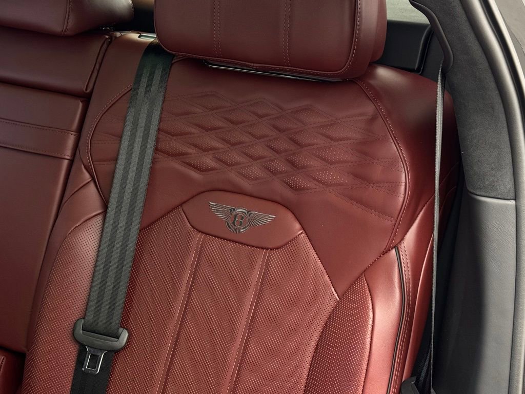 Used 2025 Bentley Bentayga image 27