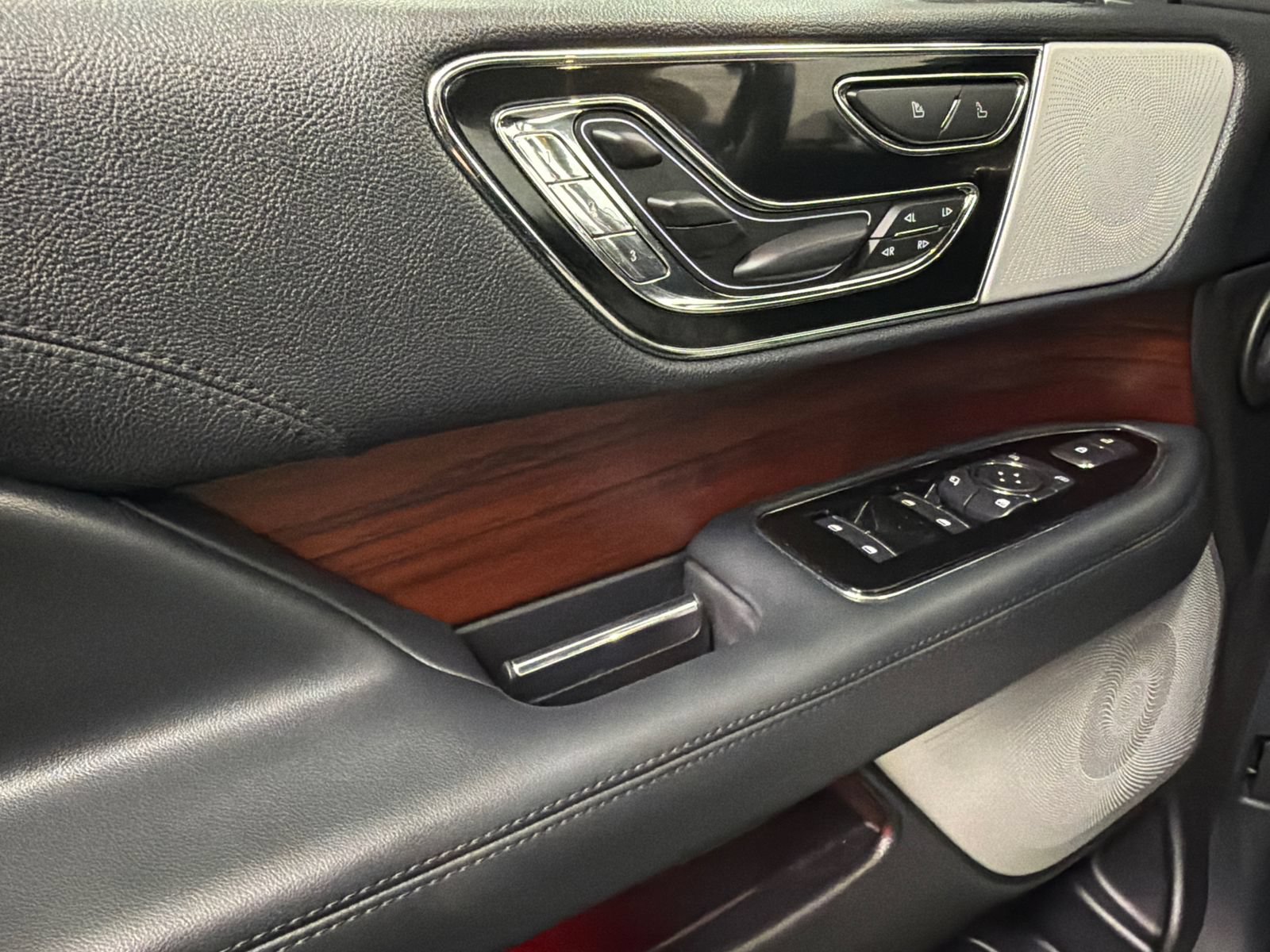 Certified 2022 Lincoln Navigator Reserve AWD/4WD image 35