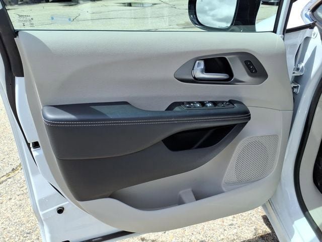 Used 2024 Chrysler Pacifica Touring-L FWD image 18