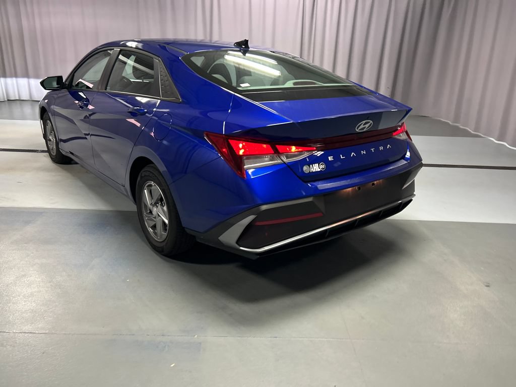 Used 2025 Hyundai Elantra SE FWD image 5