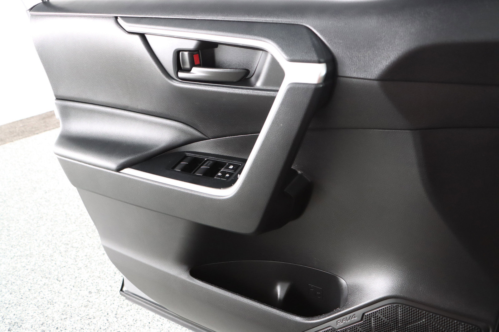 Used 2022 Toyota RAV4 LE image 21