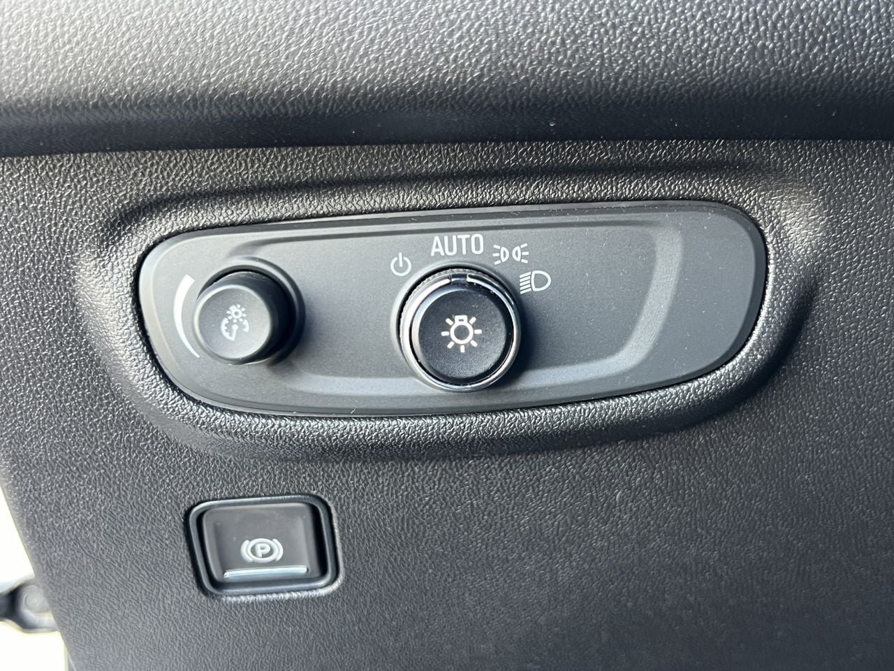 Used 2023 GMC Terrain SLE w/ Driver Convenience Package FWD image 18