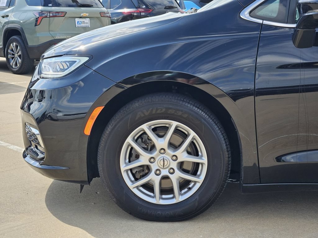 Used 2024 Chrysler Pacifica Touring FWD image 10