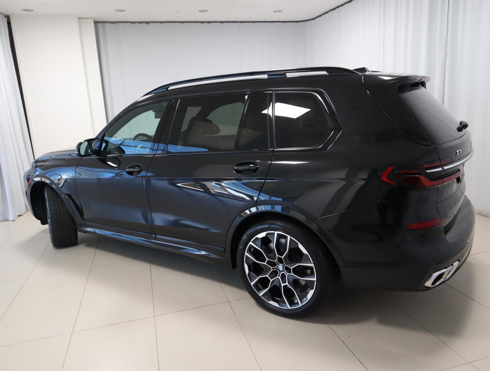 Used 2025 BMW X7 M60i image 3