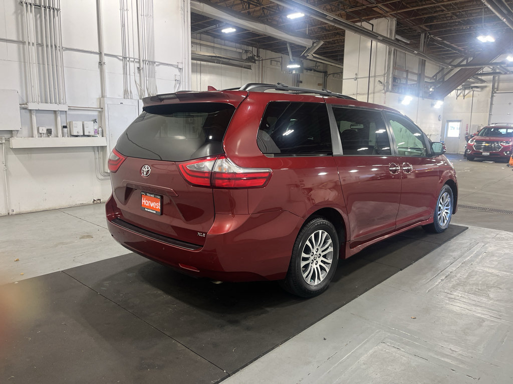 Used 2020 Toyota Sienna XLE Premium w/ Carpet Mat Package FWD image 7