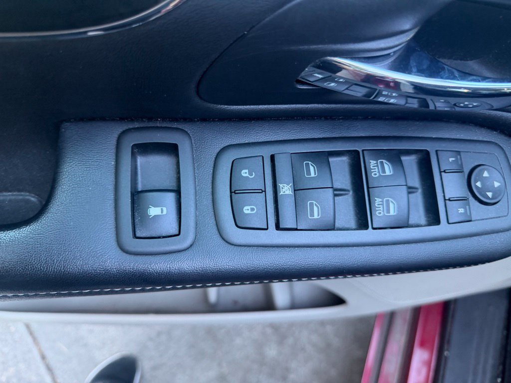 Used 2012 Chrysler Town & Country Touring-L w/ Driver Convenience Group FWD image 13