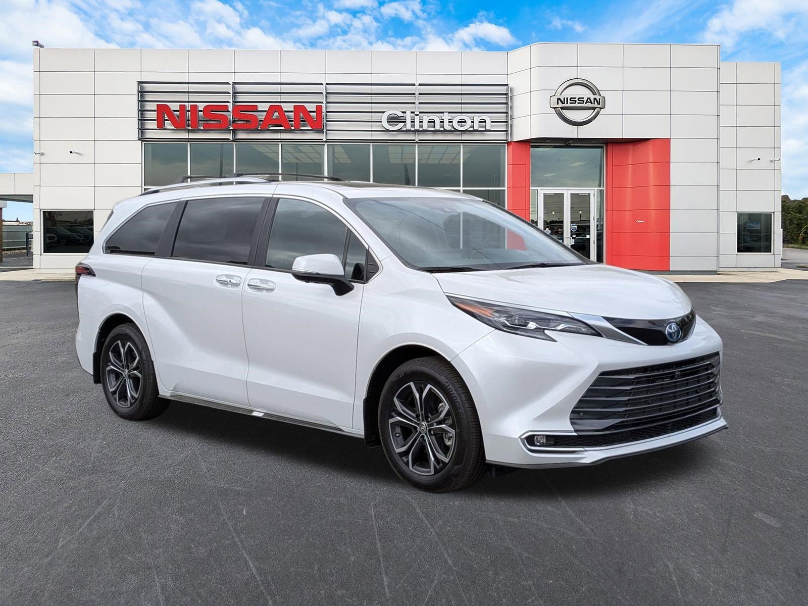 Used 2025 Toyota Sienna Platinum AWD/4WD image 1
