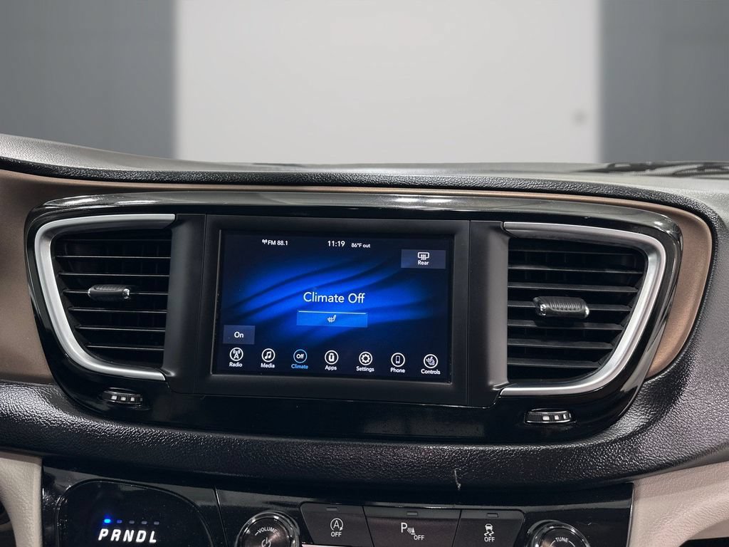 Used 2018 Chrysler Pacifica Touring-L FWD image 19