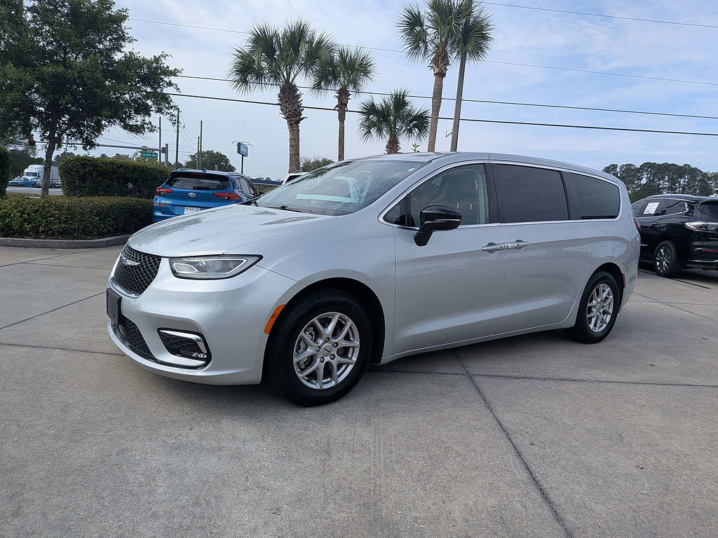 Used 2024 Chrysler Pacifica Touring-L FWD image 7