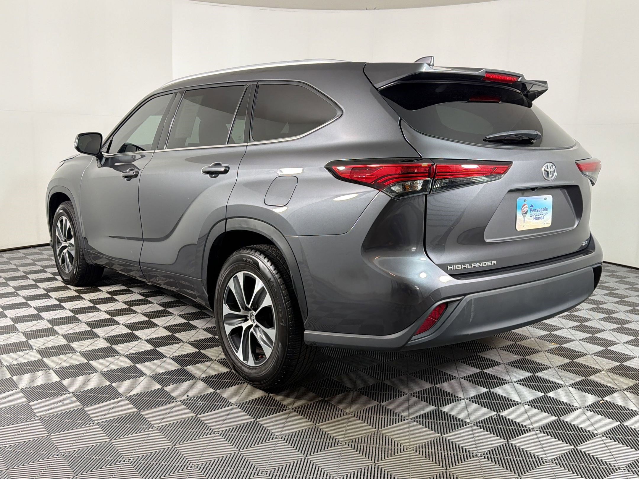 Used 2022 Toyota Highlander XLE image 3