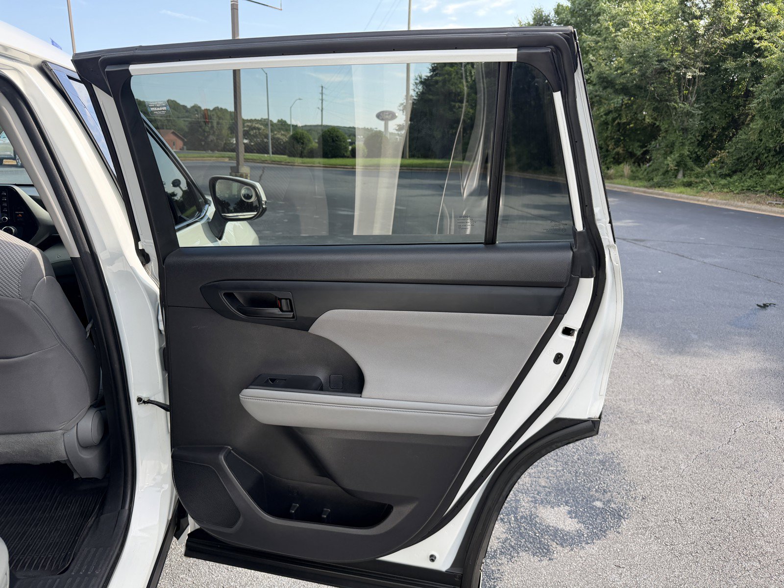 Used 2022 Toyota Highlander L FWD image 13