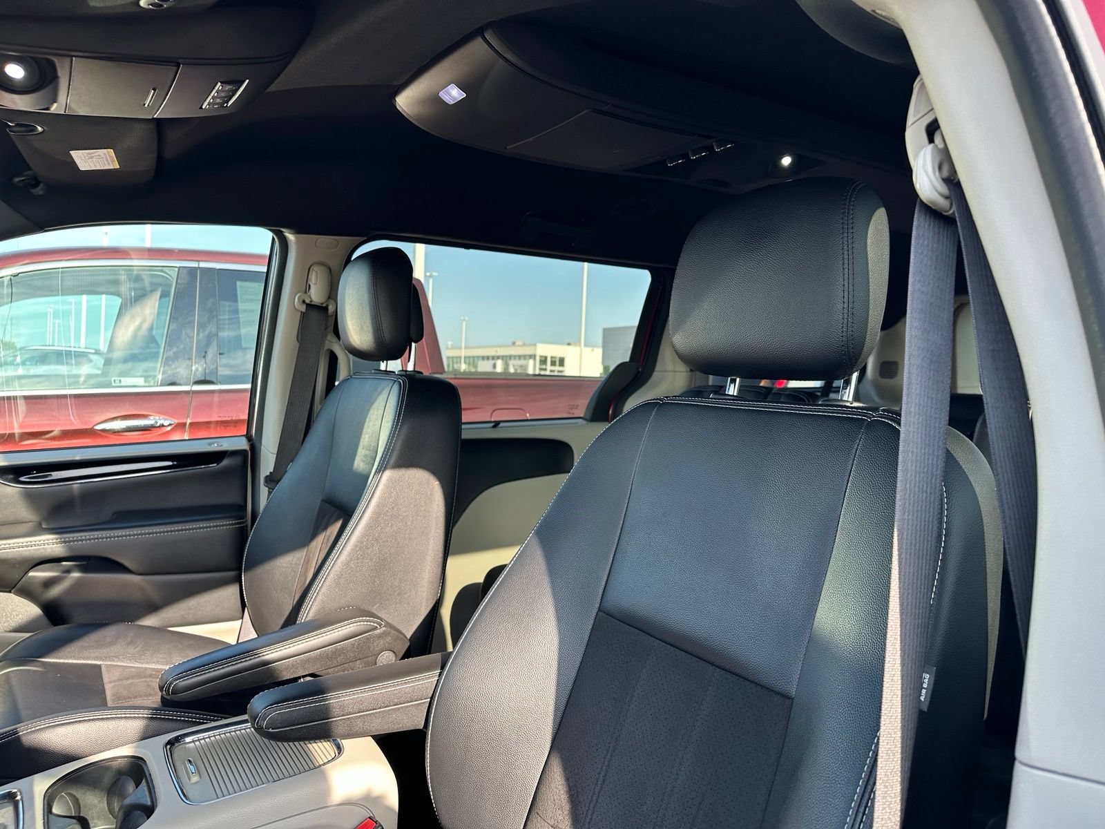 Used 2020 Dodge Grand Caravan SXT w/ Driver Convenience Group FWD image 12
