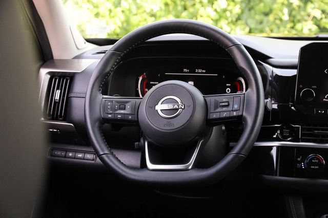 Certified 2025 Nissan Pathfinder Platinum w/ Cargo Package FWD image 28
