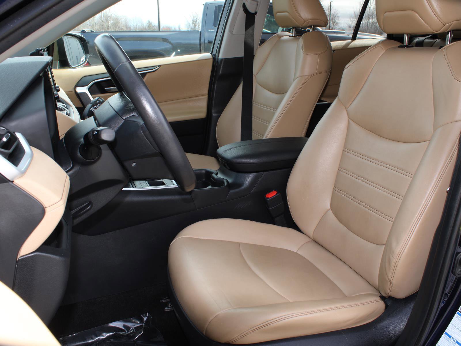 Used 2021 Toyota RAV4 XLE Premium image 18