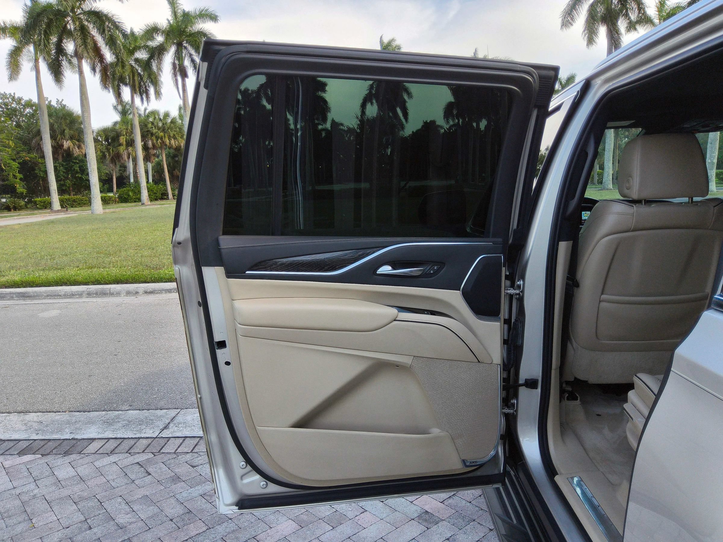 Used 2021 Cadillac Escalade ESV Premium Luxury w/ Performance Package RWD image 33