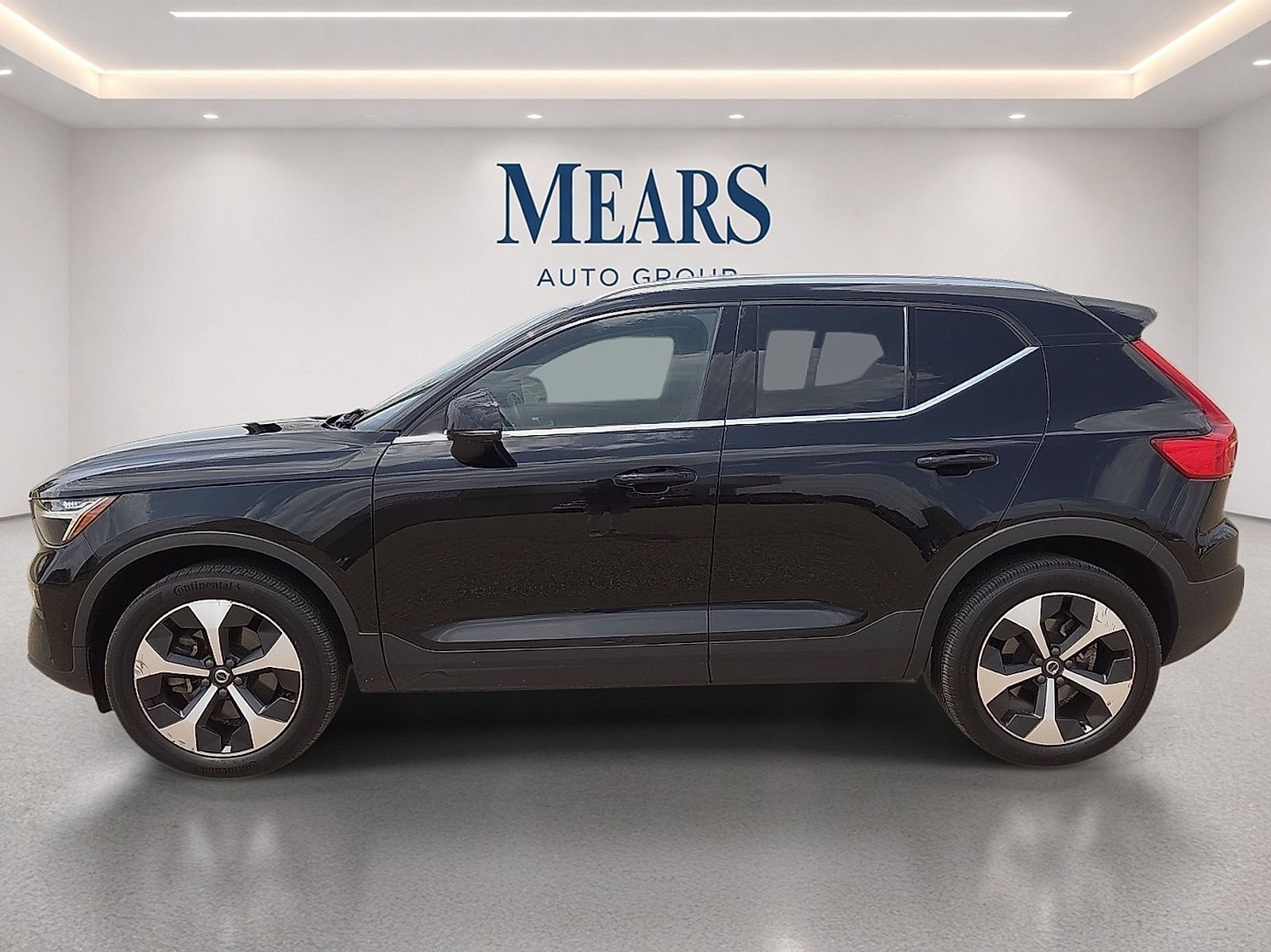 Used 2024 Volvo XC40 B5 Plus AWD/4WD image 2