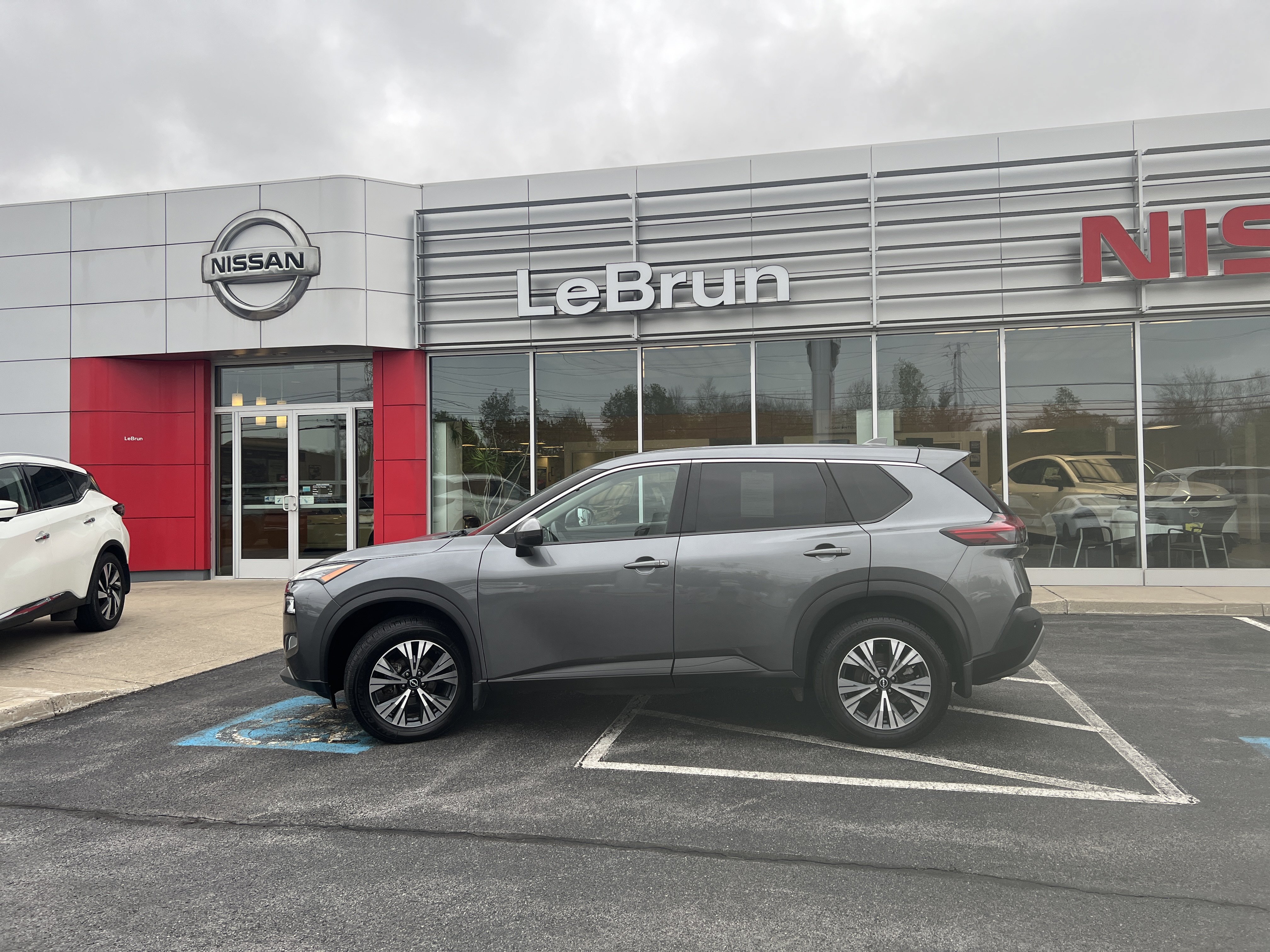 Used 2022 Nissan Rogue SV AWD/4WD image 2