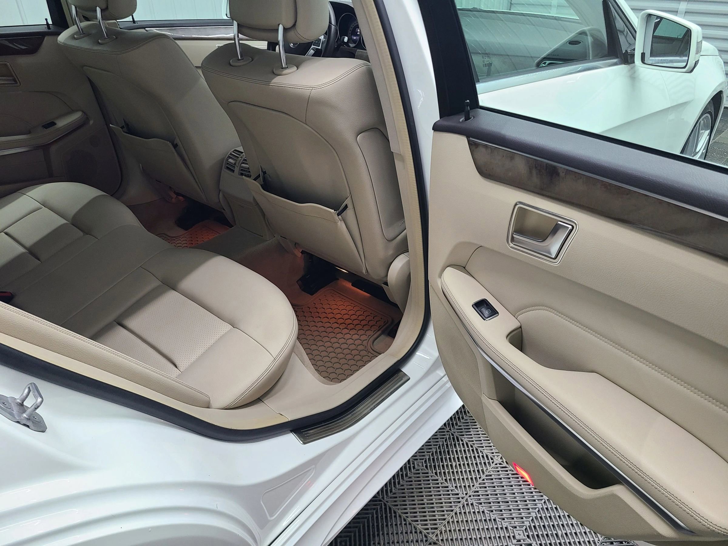 Used 2014 Mercedes-Benz E 350 4MATIC Sedan image 36