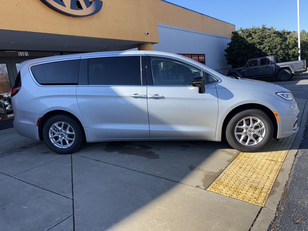 Used 2024 Chrysler Pacifica Touring-L FWD image 4