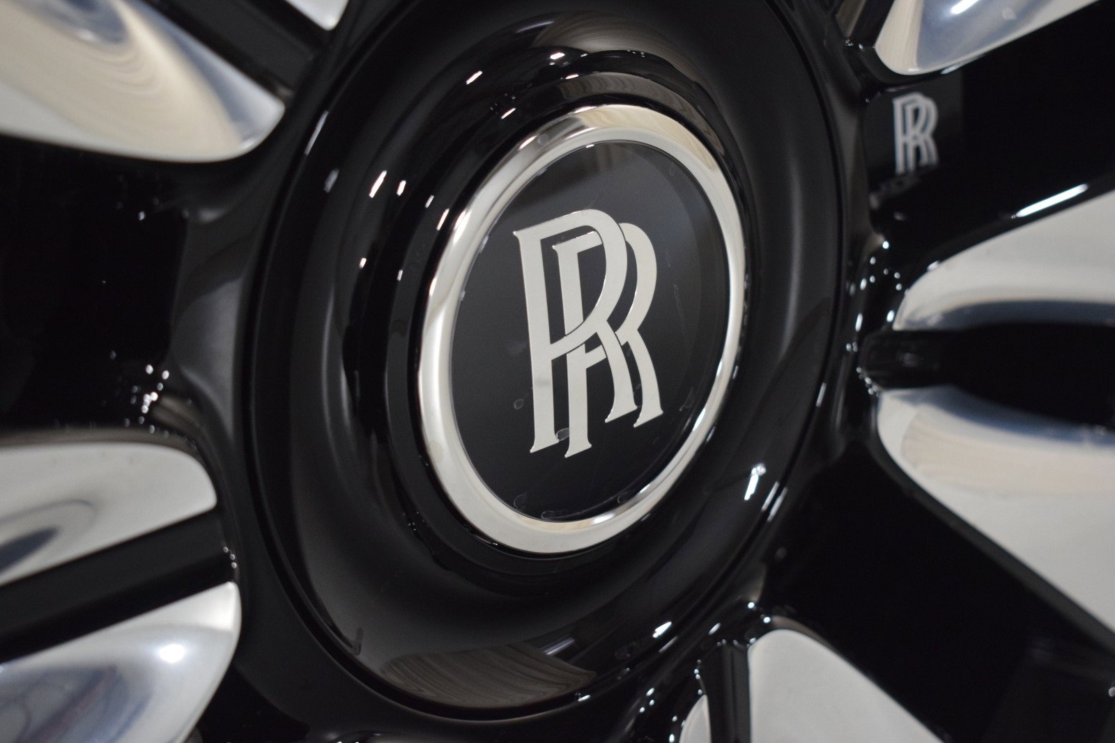 New 2025 Rolls-Royce Spectre w/ Leather Finishing Pack image 18