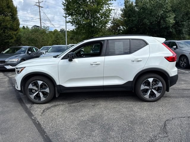 Used 2024 Volvo XC40 B5 Core AWD/4WD image 2
