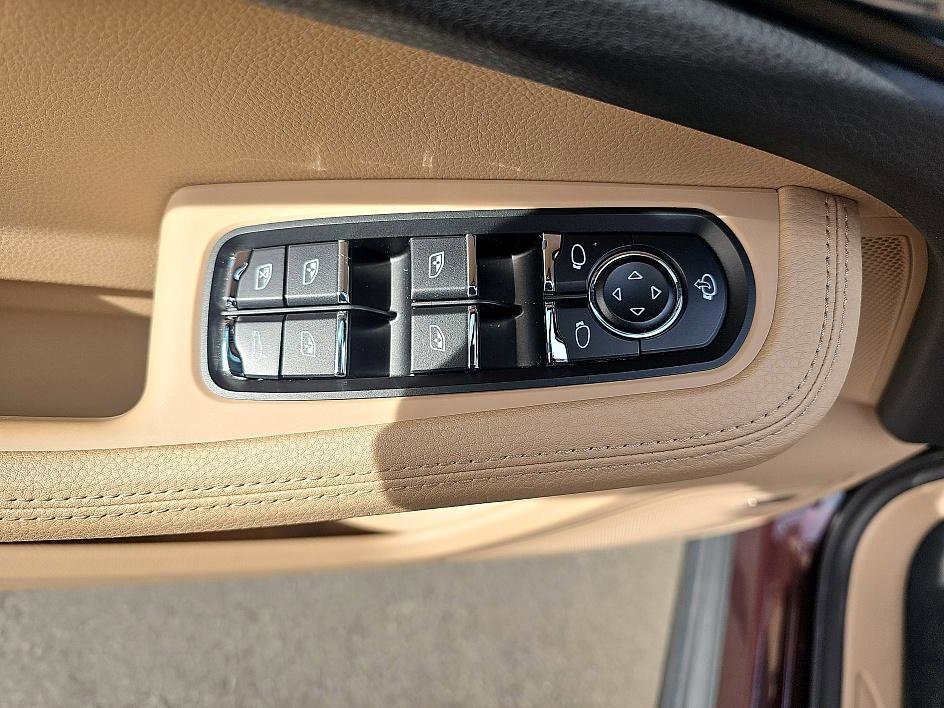 Used 2024 Porsche Macan image 12