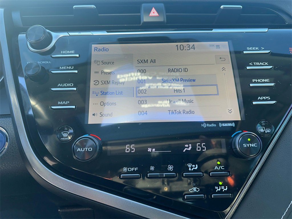 Used 2020 Toyota Camry SE w/ Sunroof Package image 28