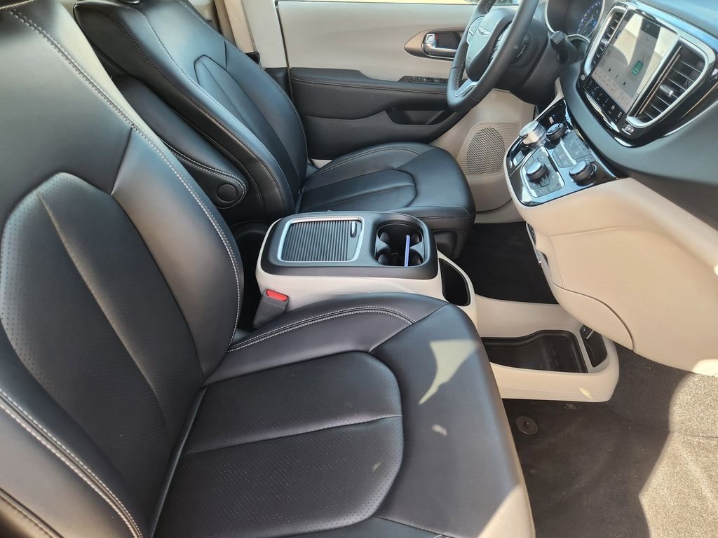 Used 2024 Chrysler Pacifica Touring-L image 15
