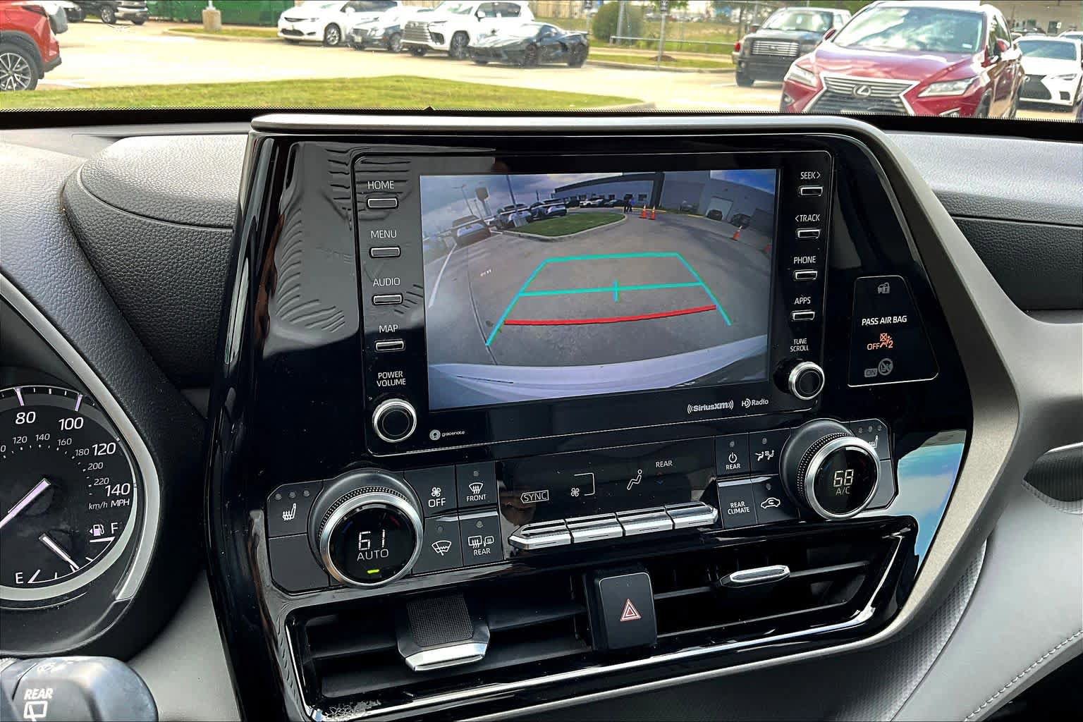 Used 2020 Toyota Highlander XLE FWD image 27