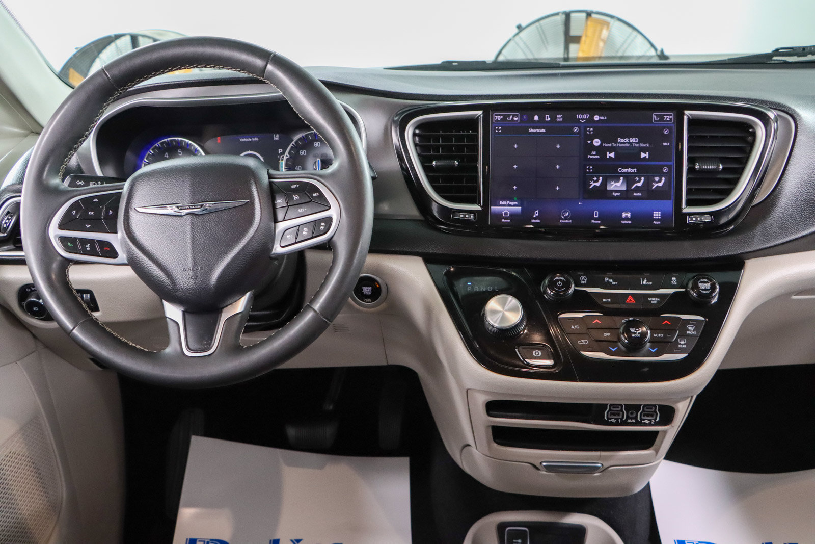 Used 2023 Chrysler Pacifica Touring-L FWD image 17