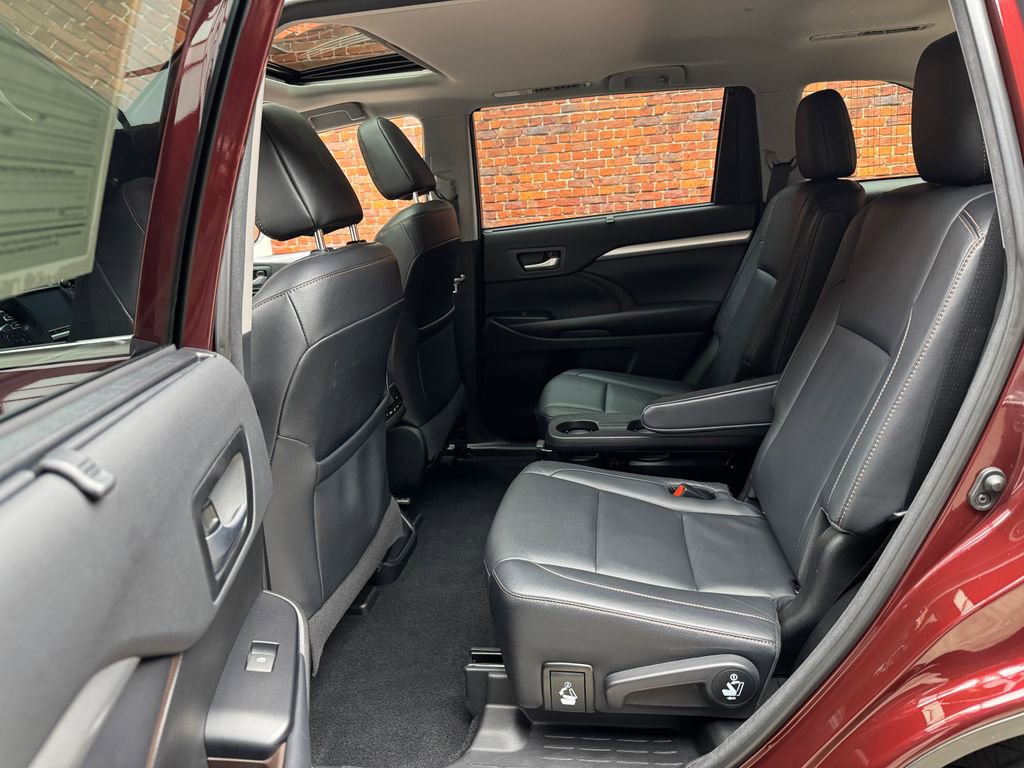 Used 2018 Toyota Highlander XLE image 23