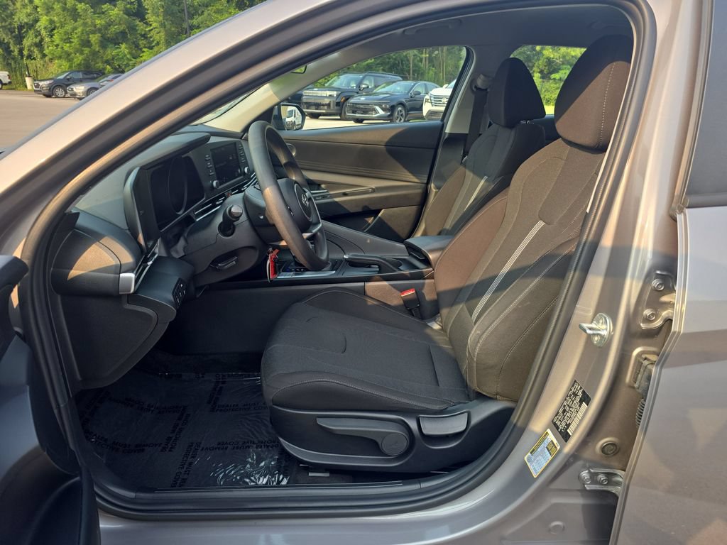 Used 2023 Hyundai Elantra SE FWD image 13