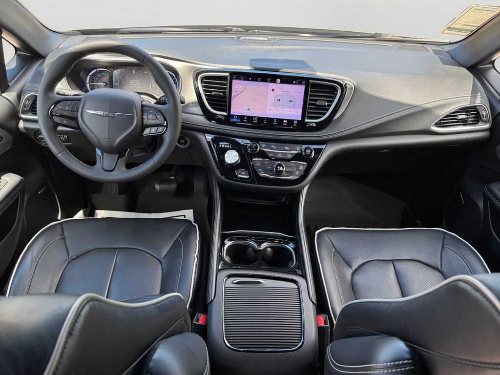 Used 2023 Chrysler Pacifica Limited w/ Uconnect Theater Family Group FWD image 17