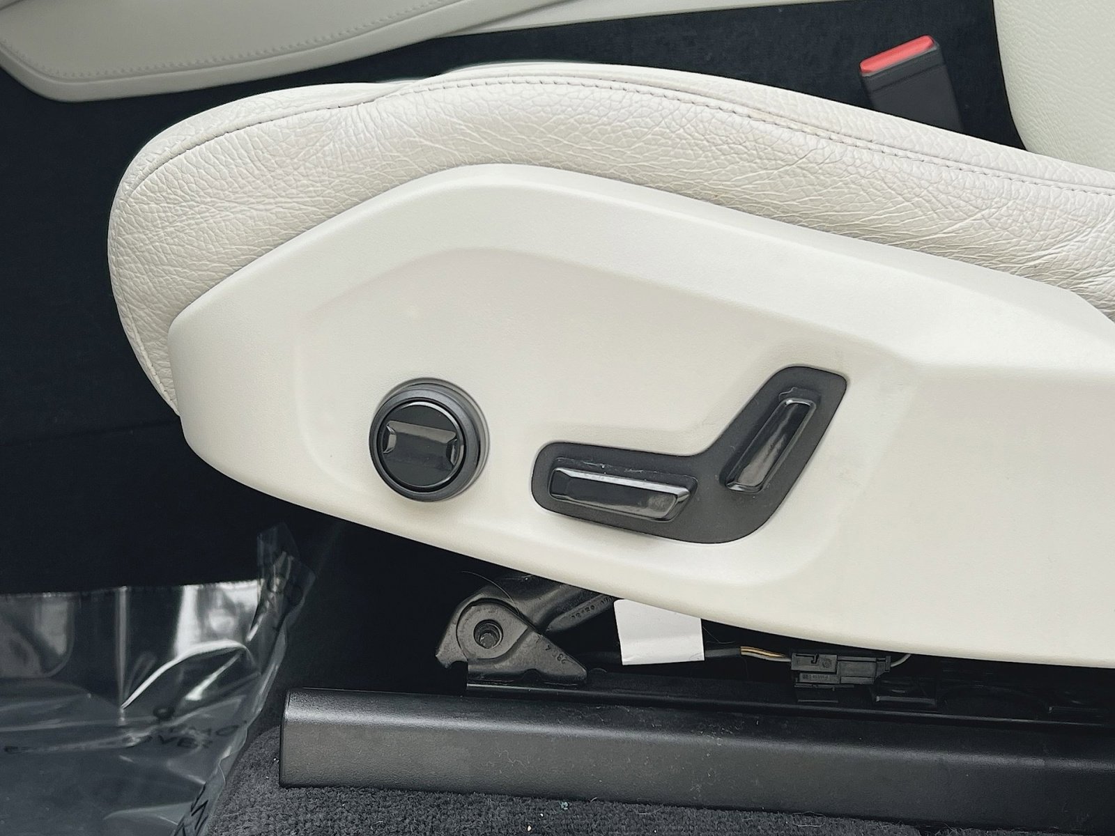 Used 2023 Volvo XC90 B6 Plus w/ Protection Package Premier image 14