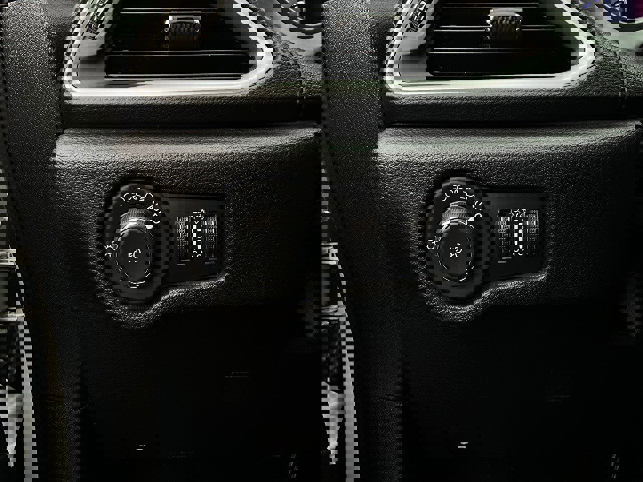 Used 2020 Chrysler Pacifica Touring-L Plus w/ S Appearance Package image 25